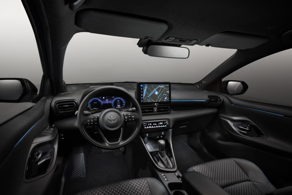 Enterijer Toyota Yaris hibrida sa digitalnom instrument tablom i dodirnim ekranom