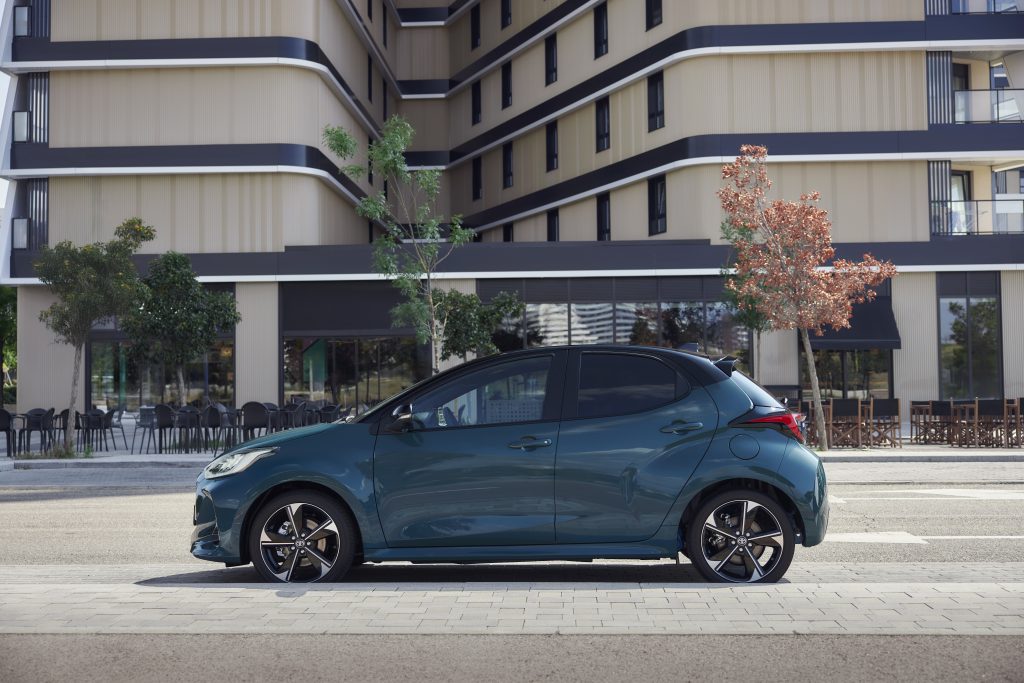 Toyota Yaris hibrid u bočnom profilu na gradskoj ulici