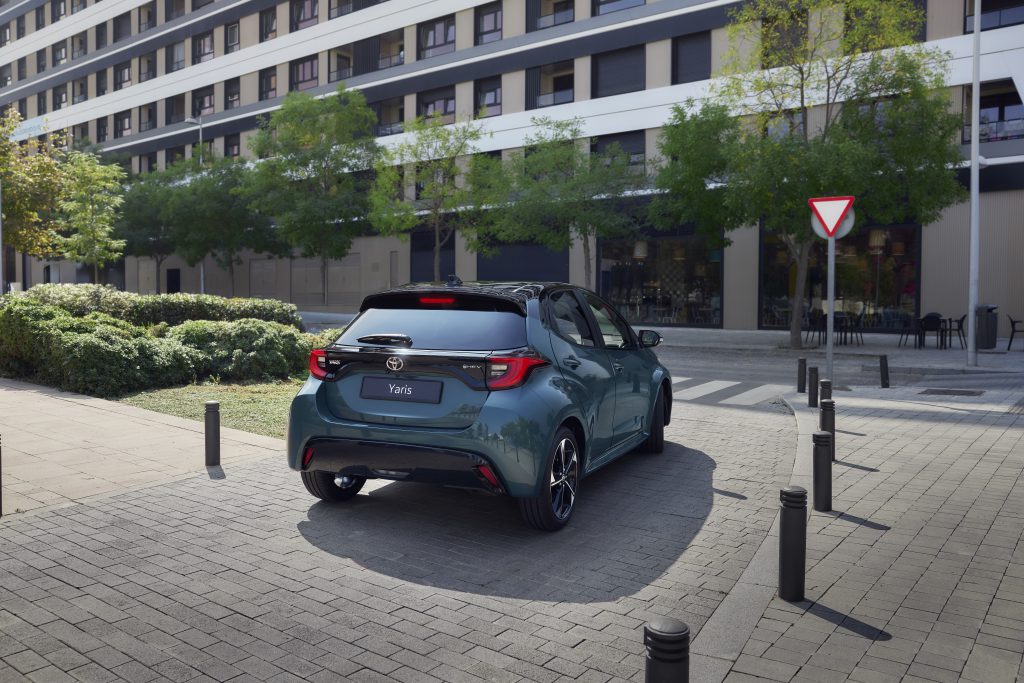 Toyota Yaris hibrid snimljen iz zadnjeg ugla na gradskoj ulici