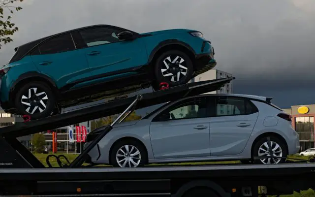 Dva automobila utovarena na dvoslojnu auto-prikolicu (car carrier) na putu