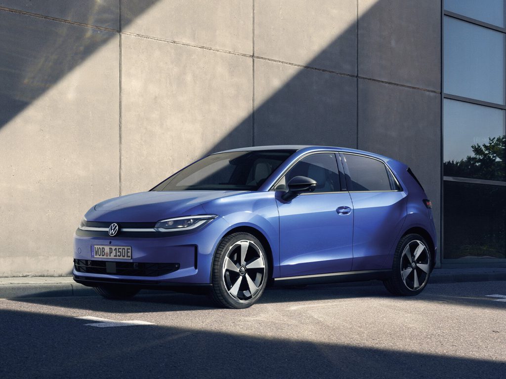 Volkswagen ID. Polo parkiran ispred betonske fasade, pogled iz prednjeg ugla