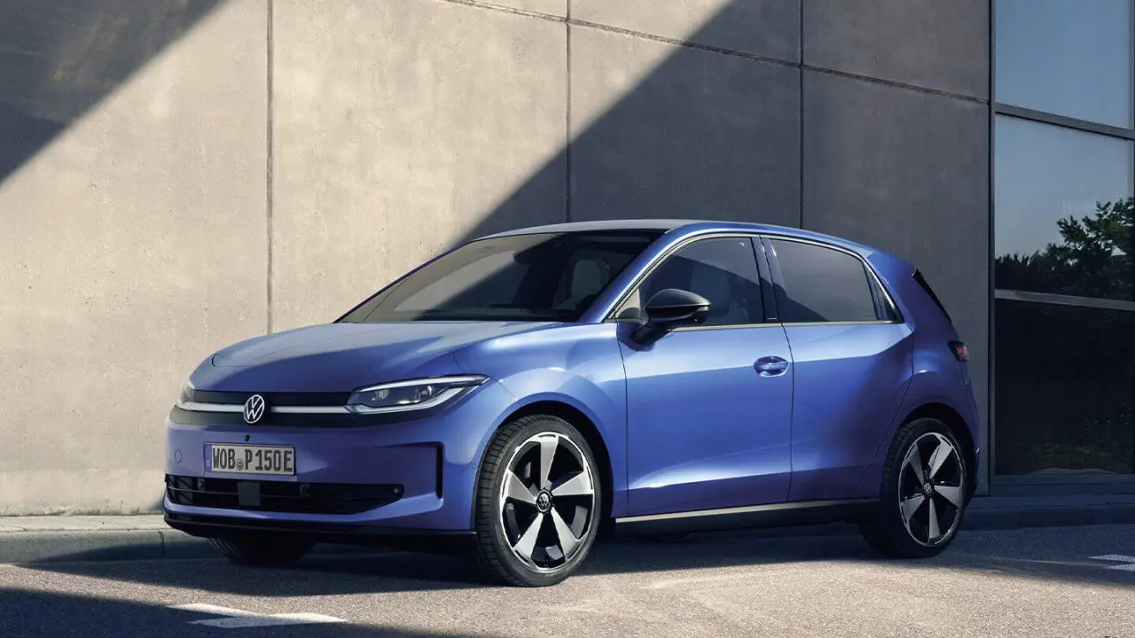 Volkswagen ID. Polo parkiran ispred betonske fasade, pogled iz prednjeg ugla
