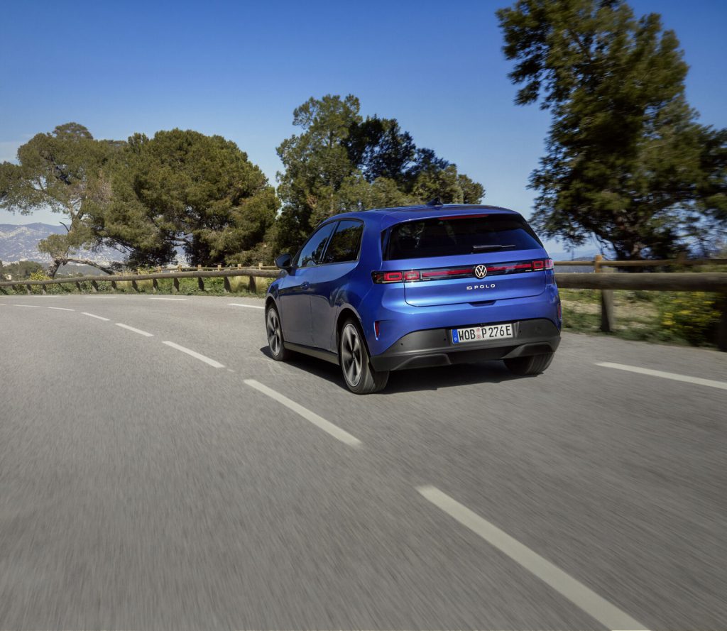 Volkswagen ID. Polo u vožnji, pogled na zadnji kraj karoserije i natpis ID. Polo
