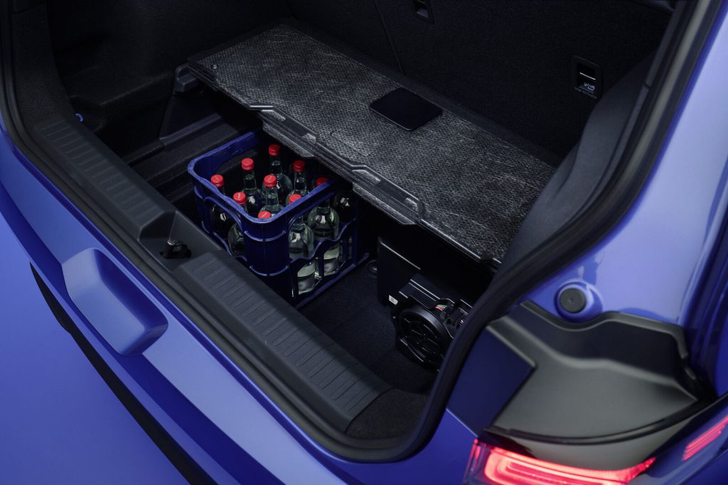 Prtljažnik Volkswagena ID. Polo natovaren gajbom flaša, ispod poda dodatni pregradak