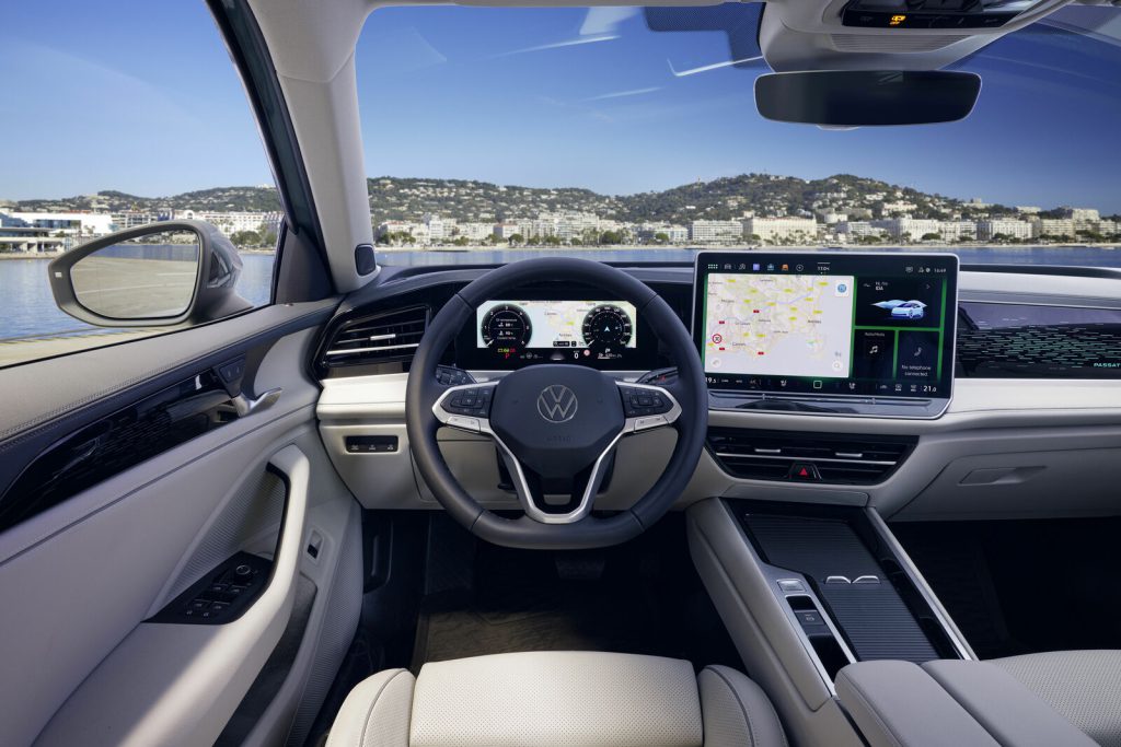 Enterijer Volkswagen Passat Variant B9: kokpit sa digitalnom instrument tablom i dodirnim ekranom od 12,9 inča