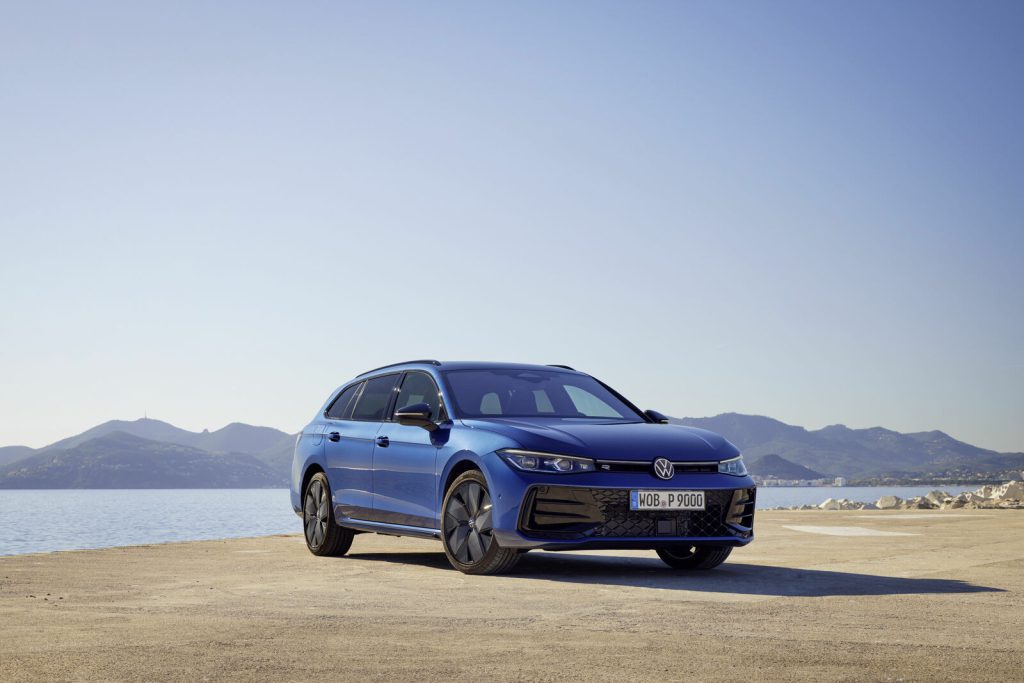 Volkswagen Passat Variant B9 u plavoj boji, pogled spreda sa strane kraj mora