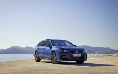 Volkswagen Passat Variant B9 u plavoj boji, pogled spreda sa strane kraj mora