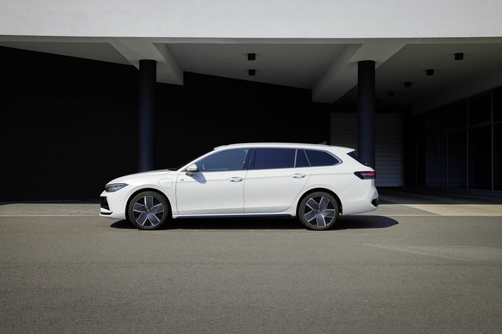Bočni profil Volkswagen Passat Variant B9 u beloj boji, studijski snimak