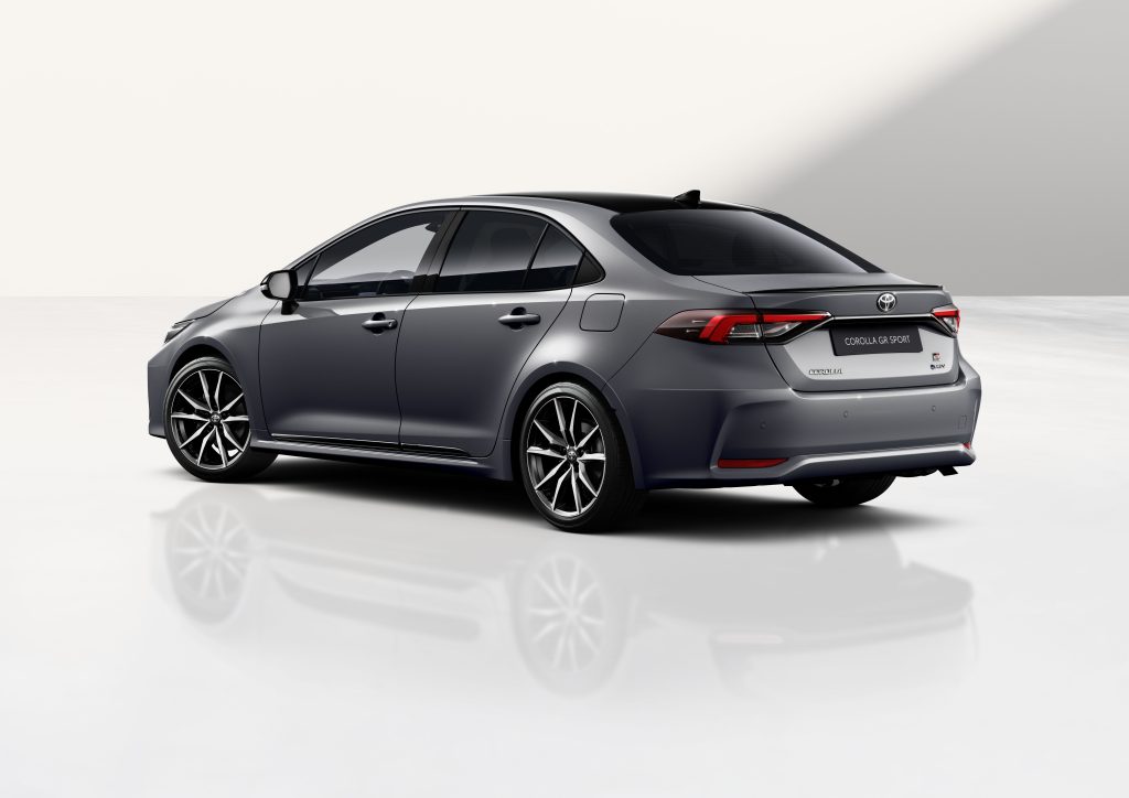 Toyota Corolla GR Sport limuzina 2026, pogled iz zadnjeg ugla