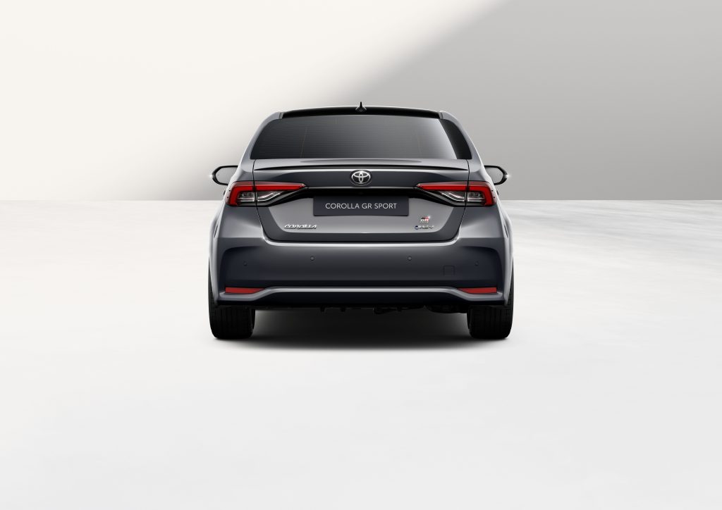 Toyota Corolla GR Sport limuzina 2026, pogled pravo otpozadi