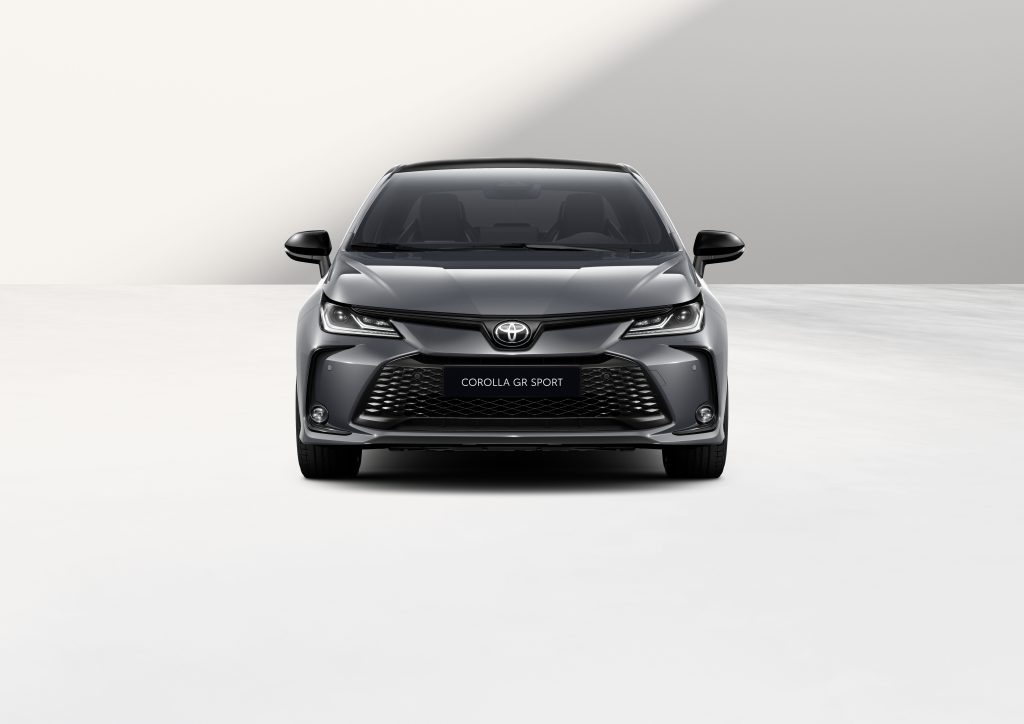 Toyota Corolla GR Sport limuzina 2026, pogled pravo spreda