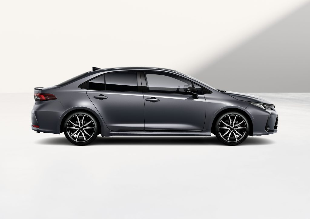 Toyota Corolla limuzina 2026, bočni profil
