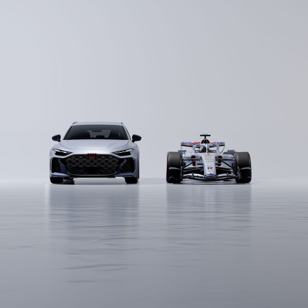 Audi RS 5 (2026) pored bolida R26 Audijevog F1 tima u Singapuru