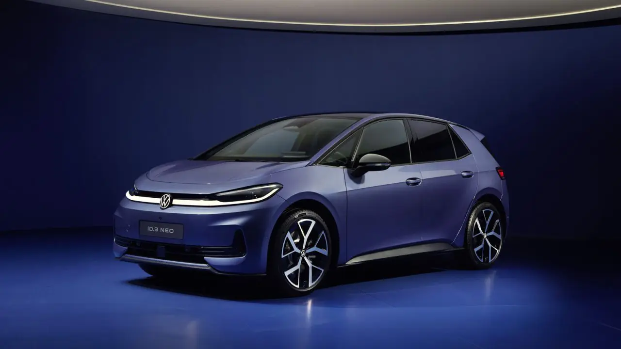 Volkswagen ID.3 Neo 2026, pogled spreda iz ugla tri četvrtine, studijska fotografija, plava metalik boja