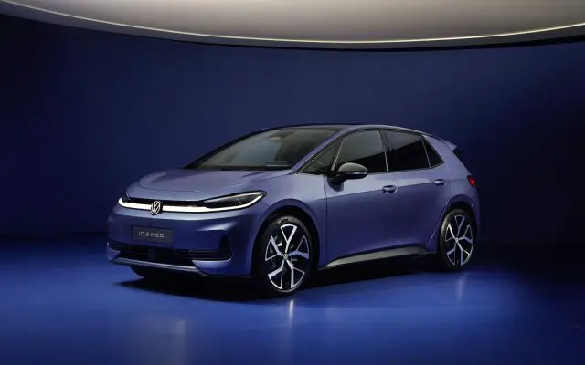 Volkswagen ID.3 Neo 2026, pogled spreda iz ugla tri četvrtine, studijska fotografija, plava metalik boja