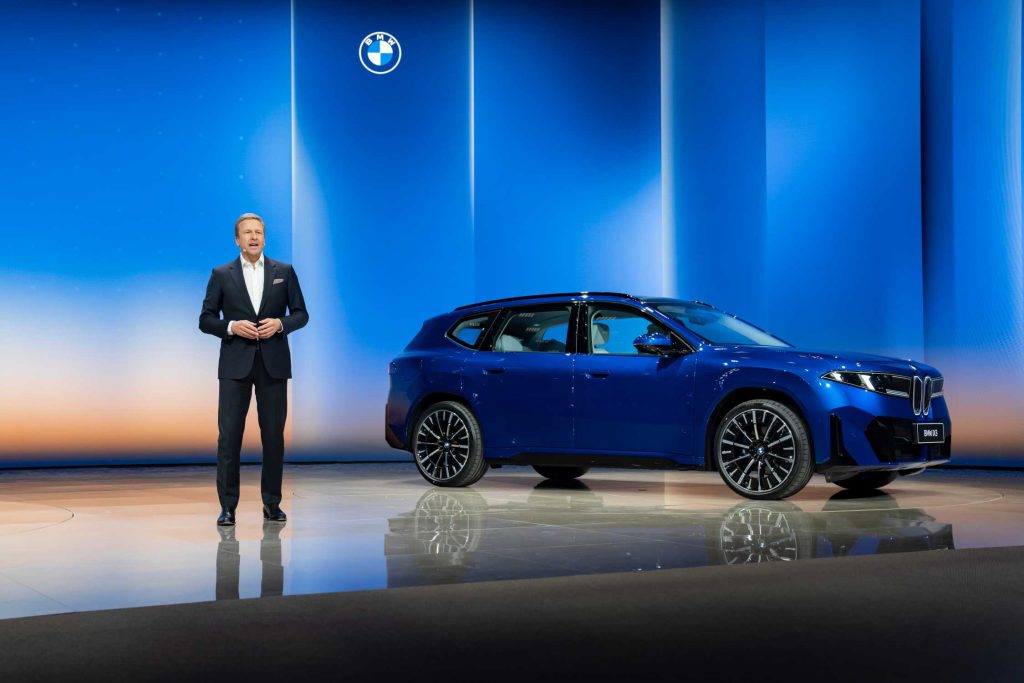 Plavi BMW iX3 Long Wheelbase prikazan iz profila na sceni predstavljanja u Kini