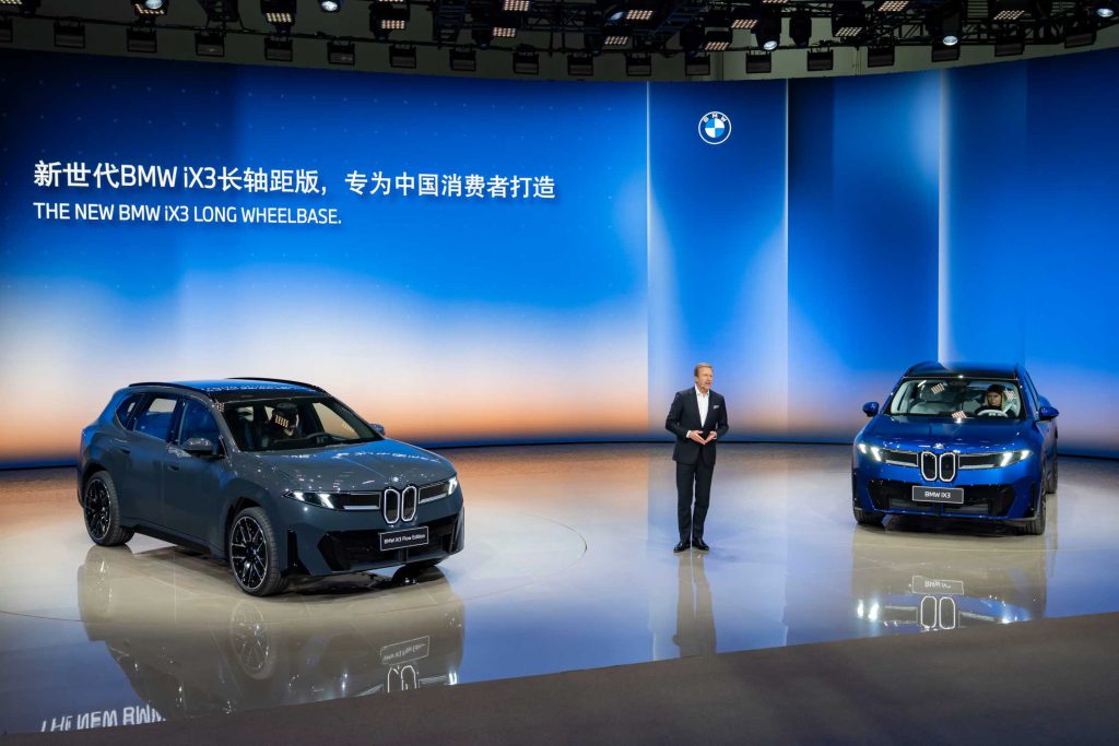 BMW iX3 Flow Edition i iX3 Long Wheelbase na bini sa natpisom o novoj dugoj meduosovinskoj verziji za kinesko trziste