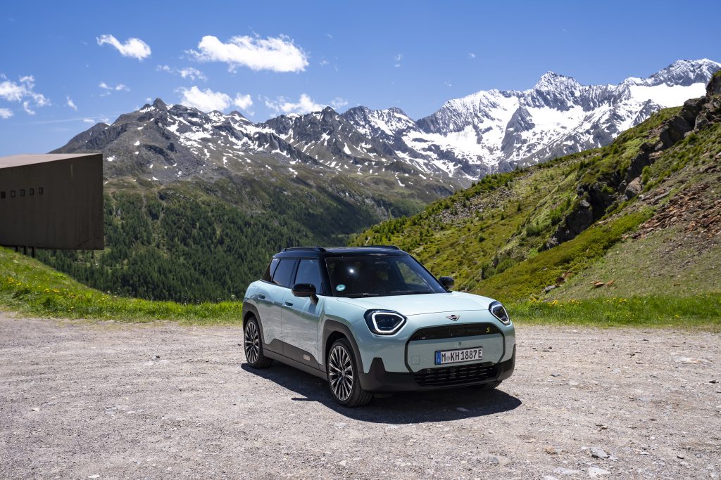 MINI Aceman parkiran na vidikovcu u planini, pogled na prednji deo vozila