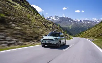 MINI Aceman u voznji, pogled na prednji deo i masku hladnjaka