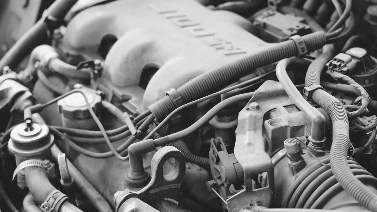 Detalj motora automobila ispod haube sa crevima i kablovima rashladnog i električnog sistema
