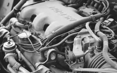 Detalj motora automobila ispod haube sa crevima i kablovima rashladnog i električnog sistema