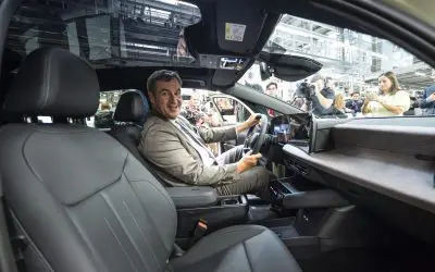 Audi A2 e-tron, enterijer i volan, bavarski premijer Markus Söder za volanom tokom posete fabrici u Ingolštatu