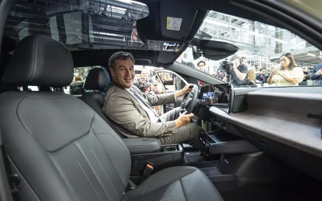 Audi A2 e-tron, enterijer i volan, bavarski premijer Markus Söder za volanom tokom posete fabrici u Ingolštatu