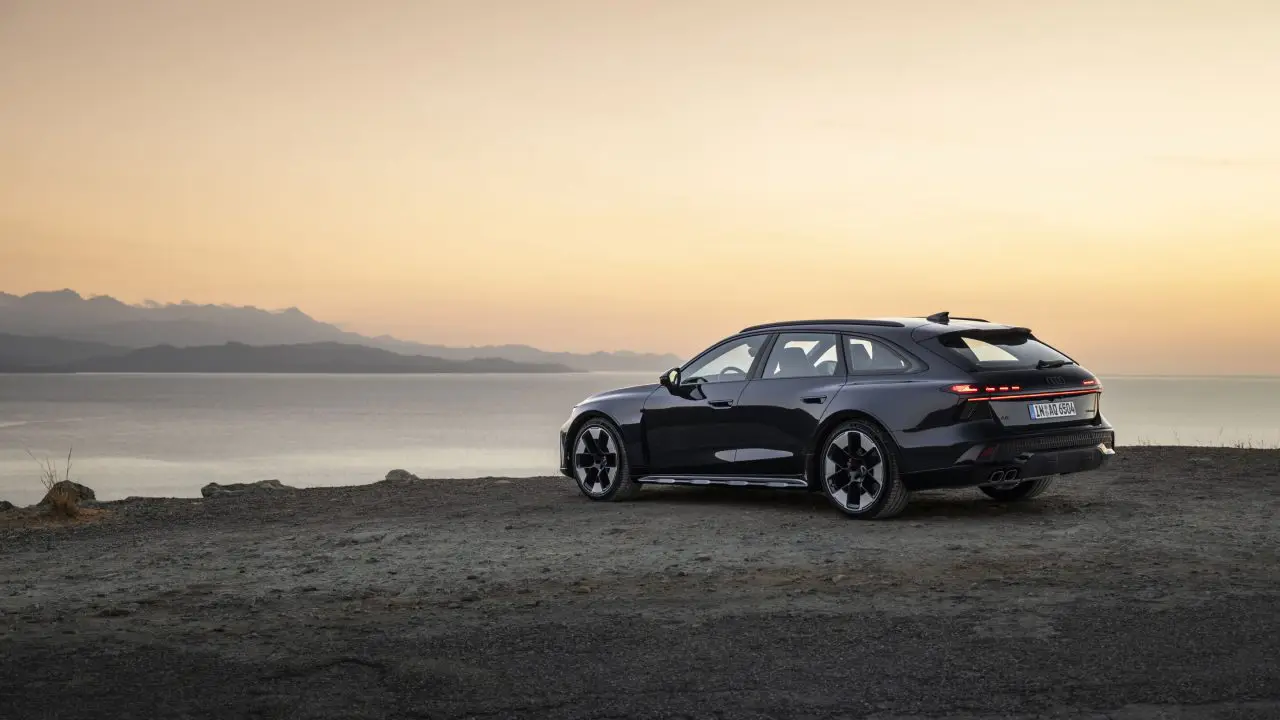Audi A6 allroad, pogled otpozadi sa strane uz obalu jezera u sumrak