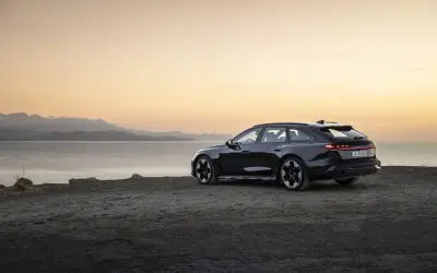 Audi A6 allroad, pogled otpozadi sa strane uz obalu jezera u sumrak