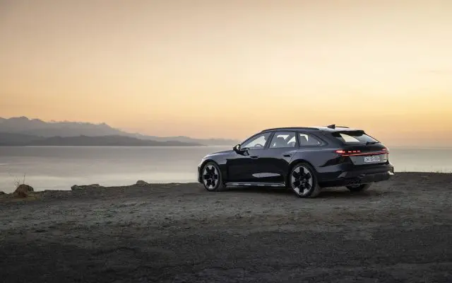 Audi A6 allroad, pogled otpozadi sa strane uz obalu jezera u sumrak