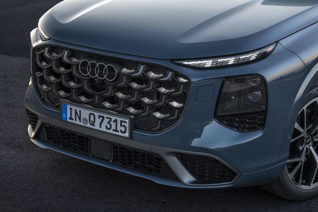 Detalj prednje maske i fara Audija Q7 2026 sa Audi prstenovima