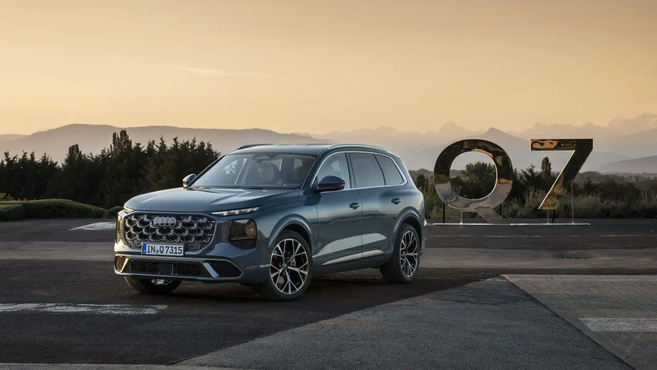 Audi Q7 model 2026, pogled spreda sa strane, statični snimak na otvorenom