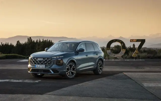 Audi Q7 model 2026, pogled spreda sa strane, statični snimak na otvorenom
