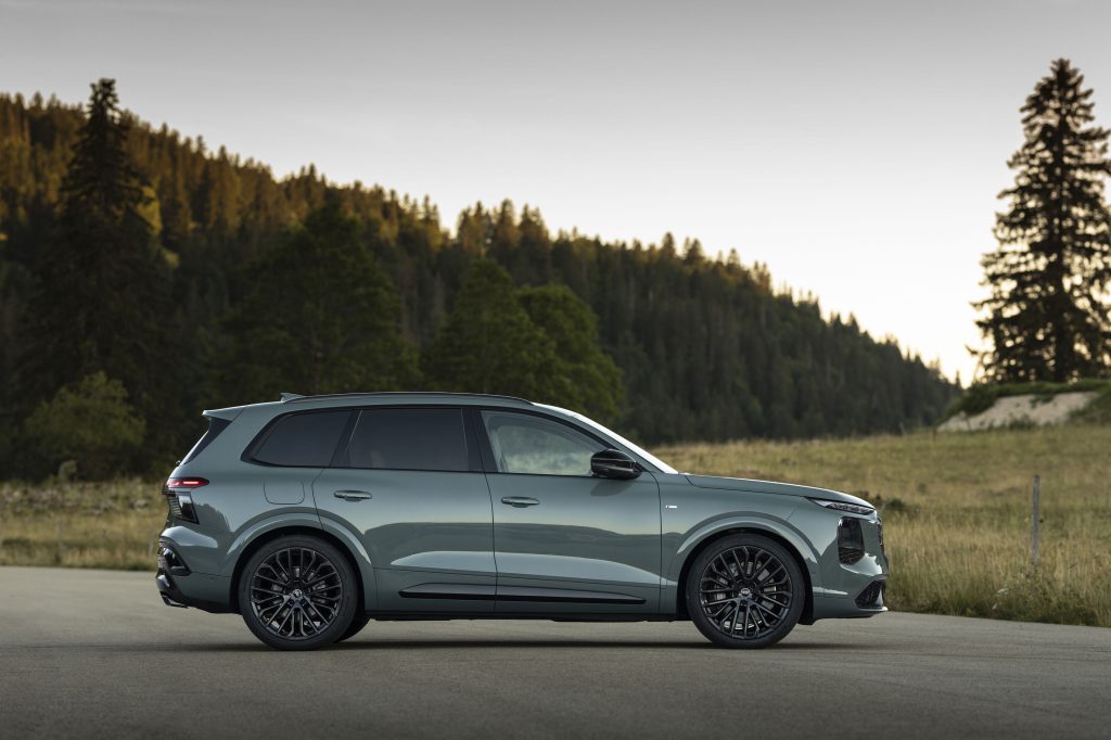 Audi Q7 model 2026, bočni profil, statični snimak u prirodi