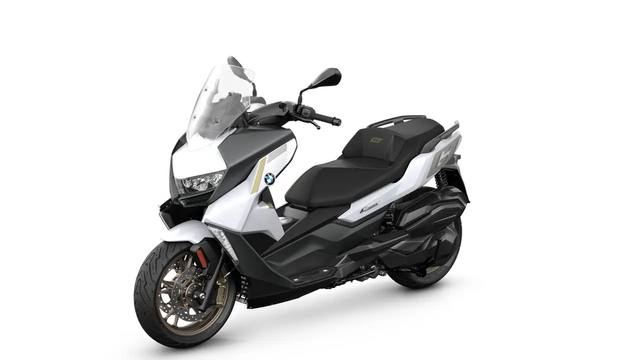 BMW C 400 GT maksi skuter u belo-sivoj boji, zvanicna BMW press fotografija, studijski snimak celog vozila iz 3/4 ugla
