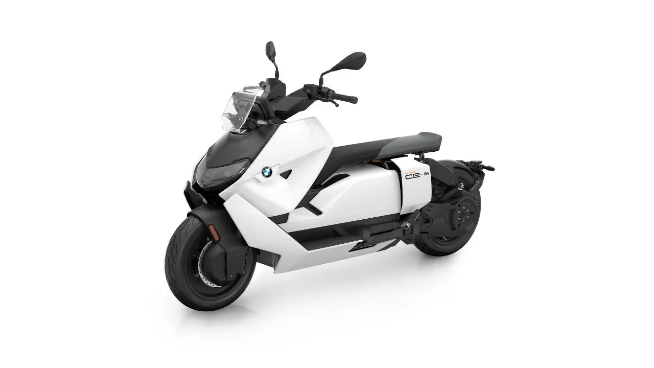 BMW CE 04 elektricni skuter u beloj boji, zvanicna BMW press fotografija, studijski snimak celog vozila iz 3/4 ugla