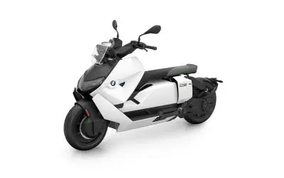 BMW CE 04 elektricni skuter u beloj boji, zvanicna BMW press fotografija, studijski snimak celog vozila iz 3/4 ugla