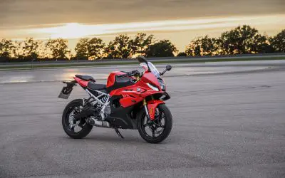 BMW F 450 RR, crvena boja, prednji-bočni ugao, na pisti u suton