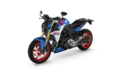 BMW F 900 R u plavo-belo-crvenoj boji, zvanicna BMW press fotografija, studijski snimak celog motocikla iz 3/4 ugla