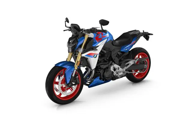 BMW F 900 R u plavo-belo-crvenoj boji, zvanicna BMW press fotografija, studijski snimak celog motocikla iz 3/4 ugla