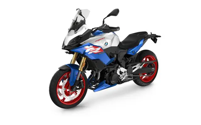 BMW F 900 XR u plavo-belo-crvenoj boji, zvanicna BMW press fotografija, studijski snimak celog motocikla iz 3/4 ugla