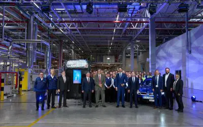 Svečano otvaranje BMW fabrike baterija u Irlbah-Štraskirhenu, rukovodstvo i zaposleni pored novog BMW i3