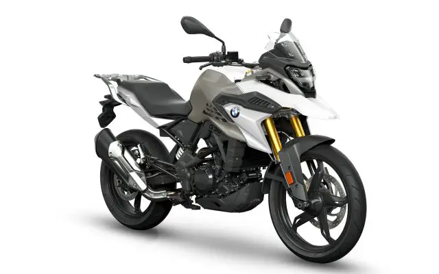 BMW G 310 GS u beloj boji Polar White, zvanicna BMW press fotografija, studijski snimak celog motocikla iz 3/4 ugla