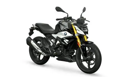 BMW G 310 R u boji Cosmic Black, zvanicna BMW press fotografija, studijski snimak celog motocikla iz 3/4 ugla
