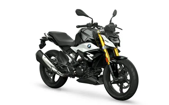 BMW G 310 R u boji Cosmic Black, zvanicna BMW press fotografija, studijski snimak celog motocikla iz 3/4 ugla