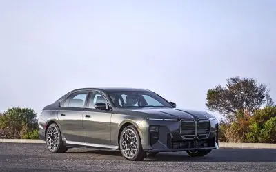 BMW i7 50 xDrive, sivi metalik (Dravit Grey), pogled iz prednjeg tri-četvrt ugla