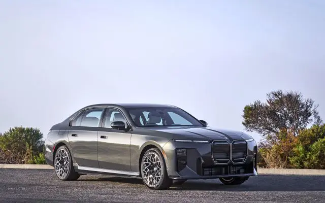 BMW i7 50 xDrive, sivi metalik (Dravit Grey), pogled iz prednjeg tri-četvrt ugla