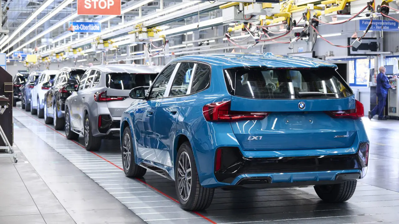 BMW iX1, pogled otpozadi, proizvodna linija fabrike Regensburg