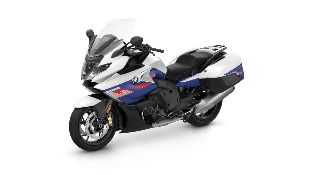 BMW K 1600 GT u belo-plavo-crvenoj sport boji, zvanicna BMW press fotografija, studijski snimak celog motocikla iz 3/4 ugla