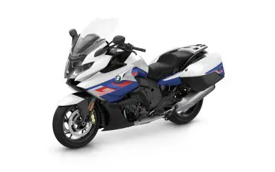 BMW K 1600 GT u belo-plavo-crvenoj sport boji, zvanicna BMW press fotografija, studijski snimak celog motocikla iz 3/4 ugla